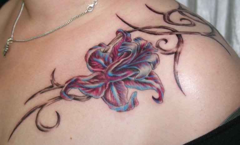 Tatuagem com flores no ombro, dor no ombro, cuidados com a tatuagem no verão