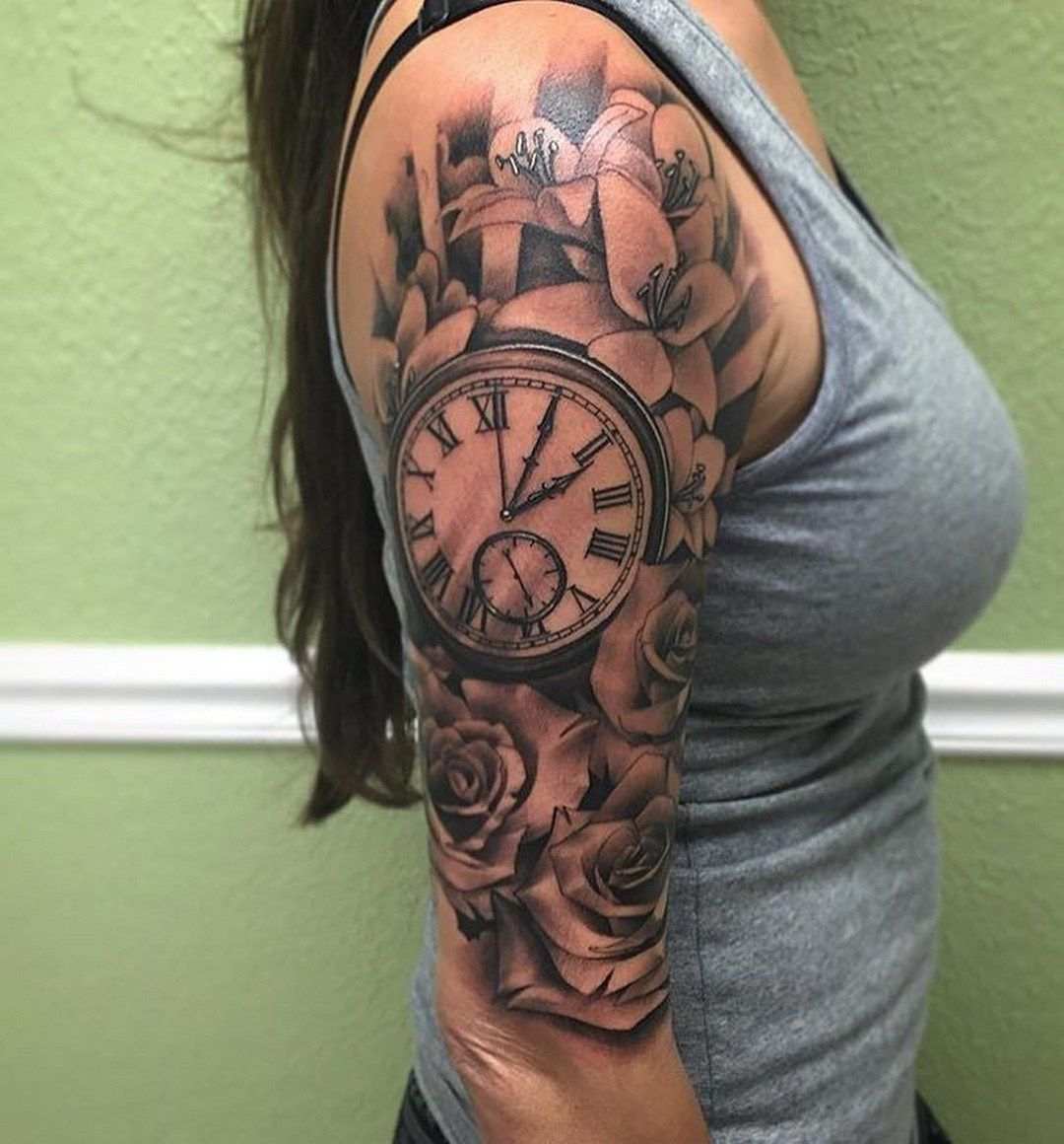 Tatuagens de relógio para mulheres com mais de 50 anos no braço e ombro tendências de tatuagem com flores preto e branco
