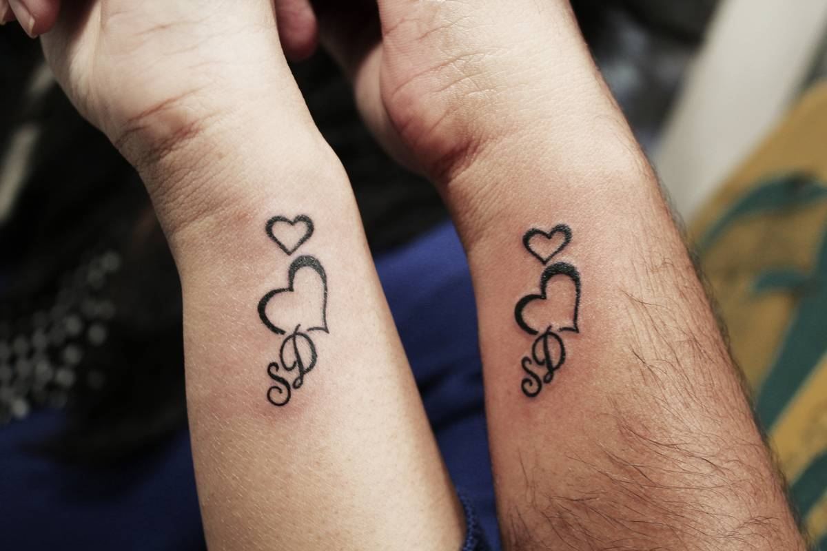 Idéias de design de tatuagem de casamento de casamento tatuagens para mulheres com mais de 50 anos de pulso