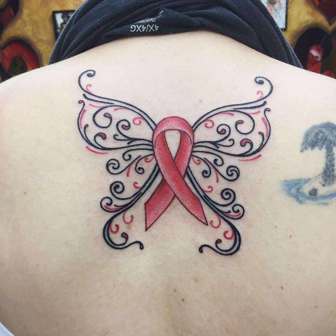 Tatuagens para mulheres com mais de 50 anos de idade, com câncer de mama e borboletas nas costas, ideias para tatuagens
