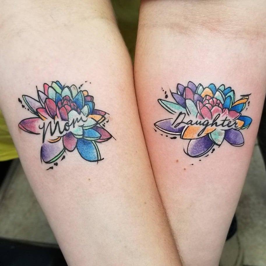 Tatuagens mãe-filha para mulheres com mais de 50 ideias.