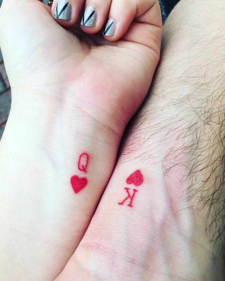 Tatuagens de casamento para mulheres com mais de 50 tendências de tatuagem em tinta vermelha no pulso