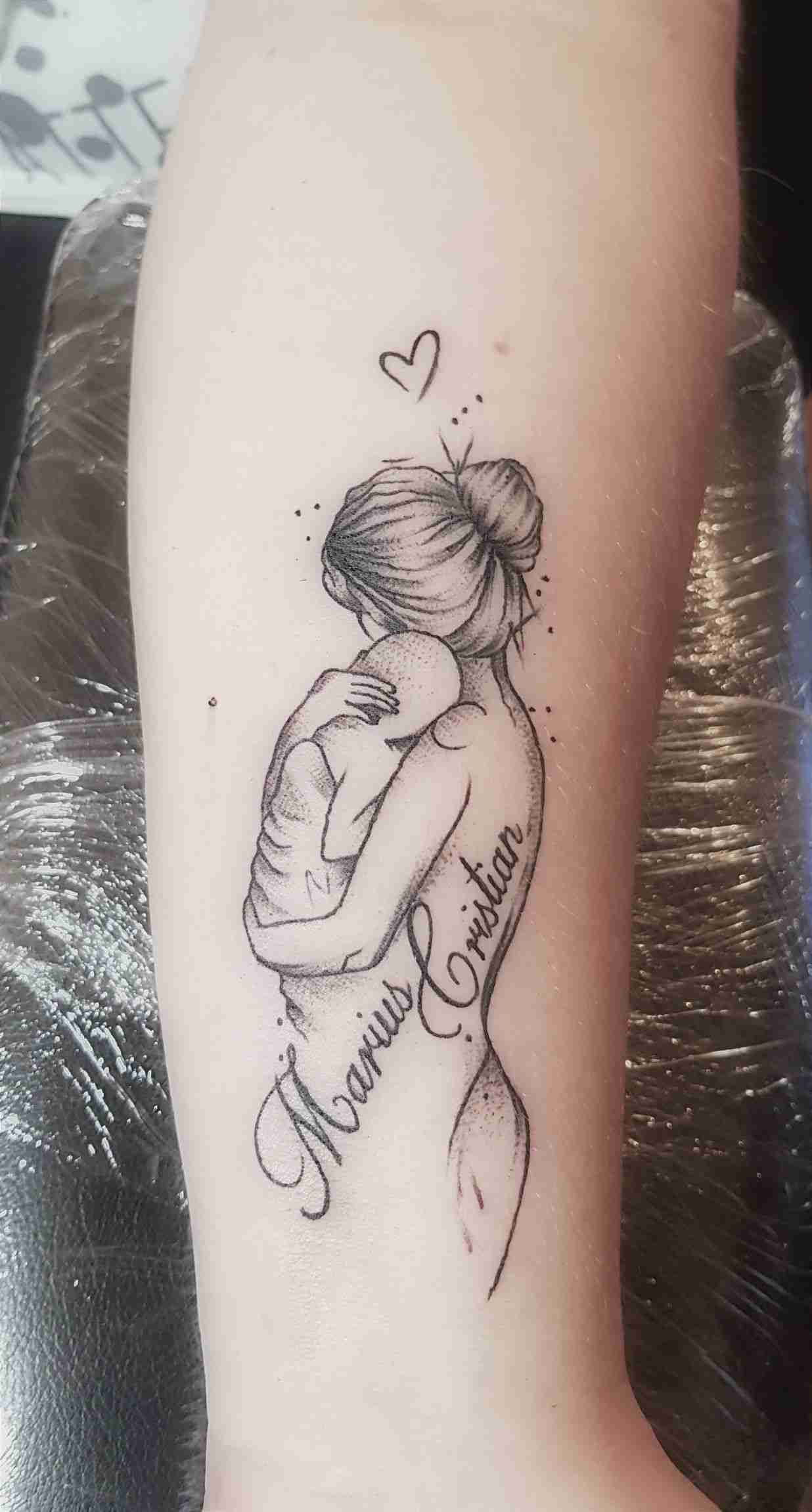 Tatuagens no antebraço para mulheres com mais de 50 anos de idade e ideias para tatuagem com nome de mãe e filho