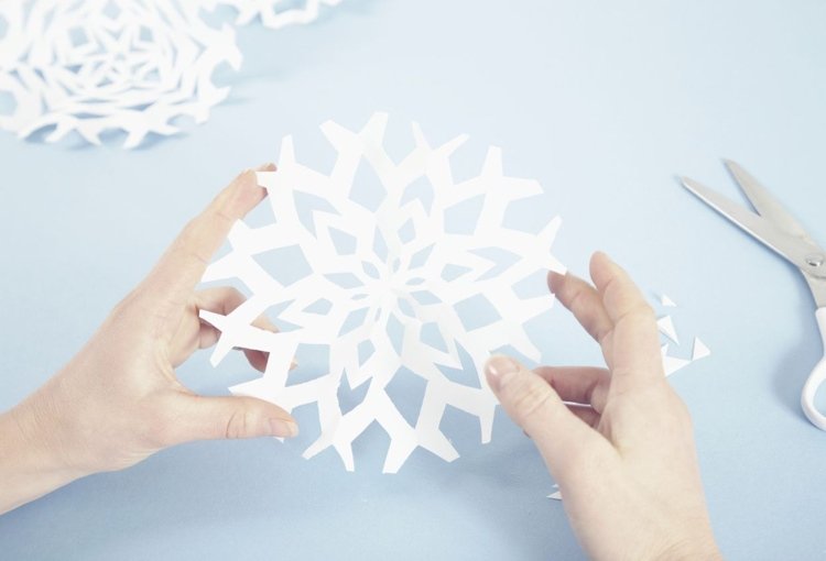 Crianças de flocos de neve Kirigami fazem artesanato de inverno