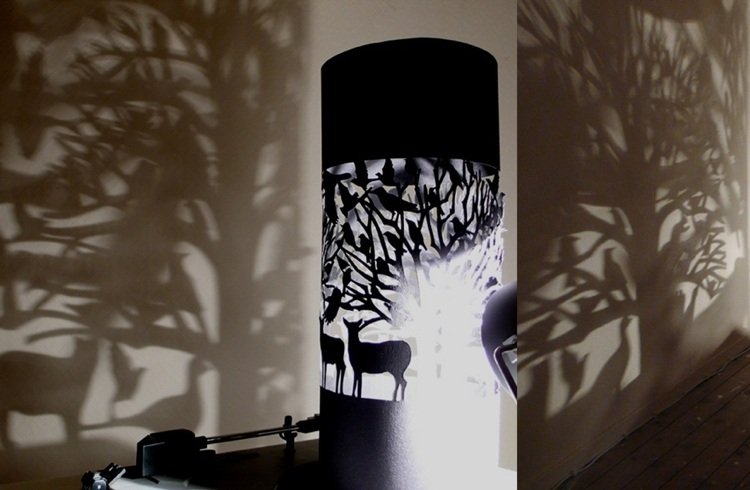 Jogos de sombras com recortes de papel de lâmpada Kirigami