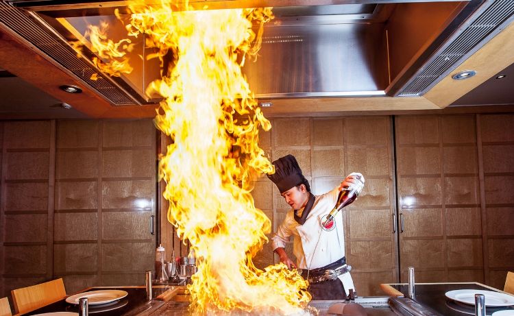 chapa teppanyaki grelhador cozinha japonesa pratos exóticos peixes lindos apresentados habilidades do chef demonstrando fogo