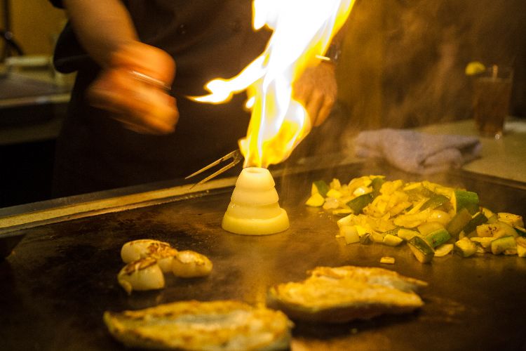 Placa de teppanyaki grelhador de cozinha japonesa pratos exóticos lindamente apresentados vulcão empilhado de cebola