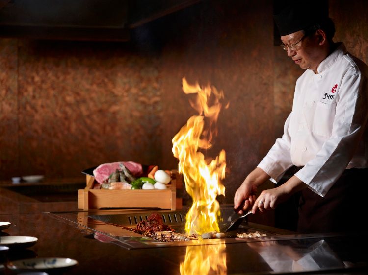 chapa teppanyaki grelhador cozinha japonesa pratos exóticos chef lindamente apresentado demonstrando habilidades
