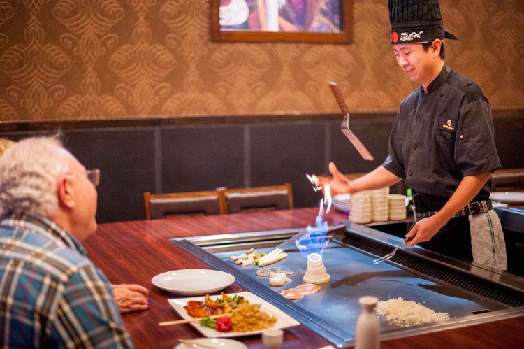 placa de teppanyaki grelhador cozinha japonesa pratos exóticos peixes bonitos apresentados as habilidades do chef demonstrando o vulcão da cebola lançando luz