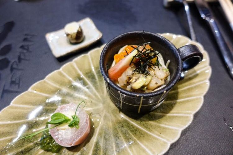 chapa teppanyaki grelhador cozinha japonesa pratos exóticos frutos do mar peixes lindamente apresentados chef