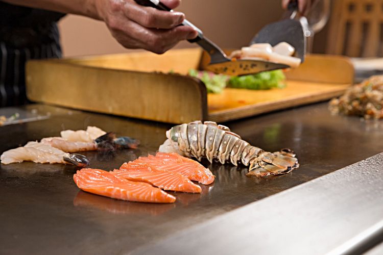 prato teppanyaki grelhador cozinha japonesa pratos exóticos lagosta lagosta bem apresentada chef providenciar