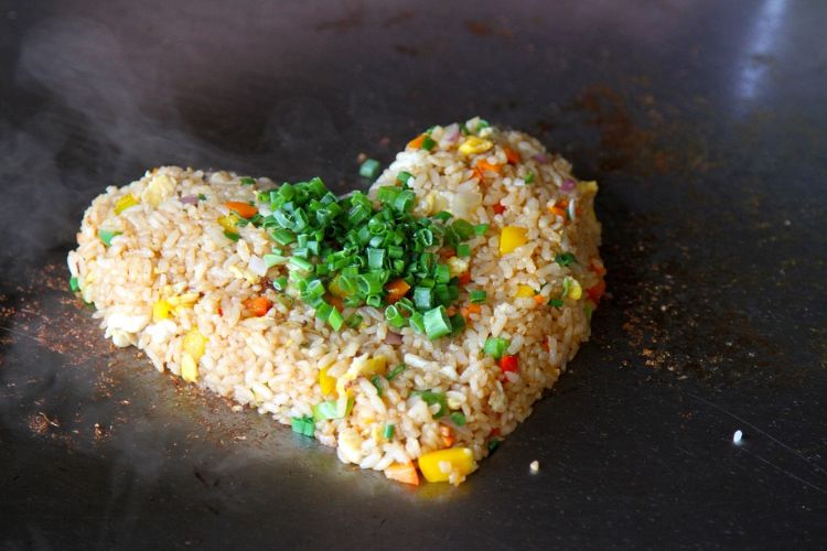 Prato Teppanyaki Prato Grelha Cozinha Japonesa Pratos De Arroz Exóticos Preparando Cebolinhas Legumes Em Forma De Coração