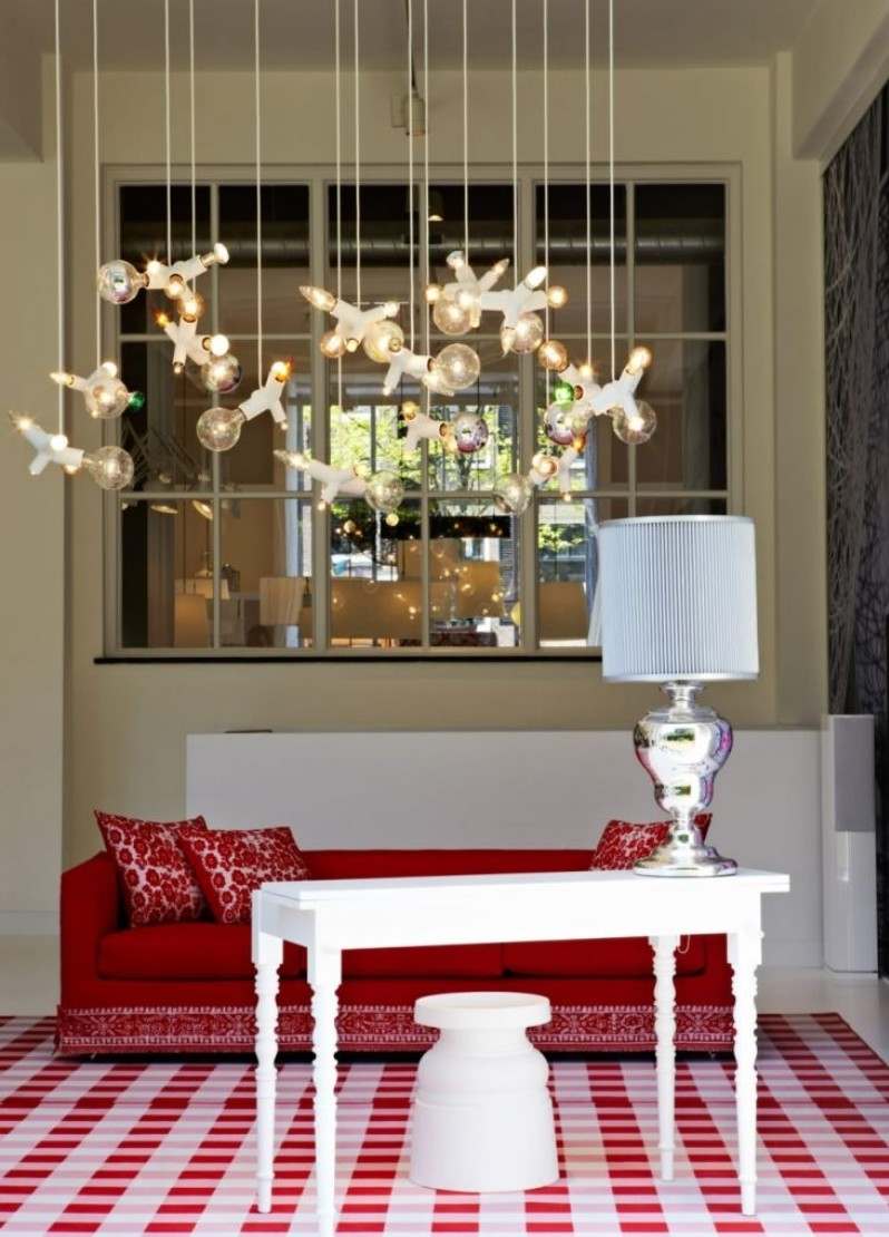 tapete-design-xadrez-vermelho-branco-sofá-moderno-aparador-abajur de mesa