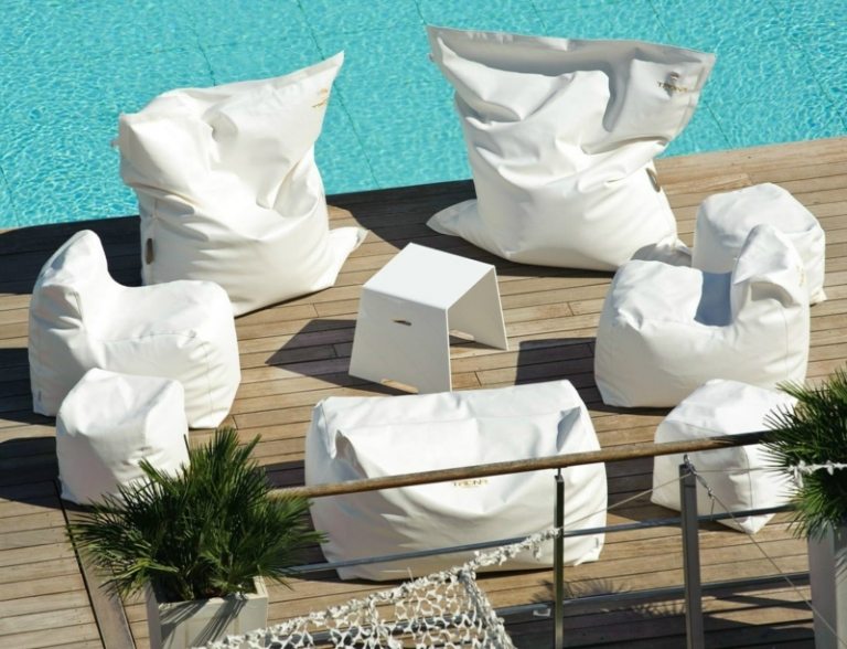Arrume pufes de ideias para grupos no terraço, mesa lateral