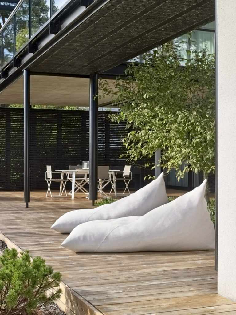 Móveis de terraço pufe, piso de madeira grande branco