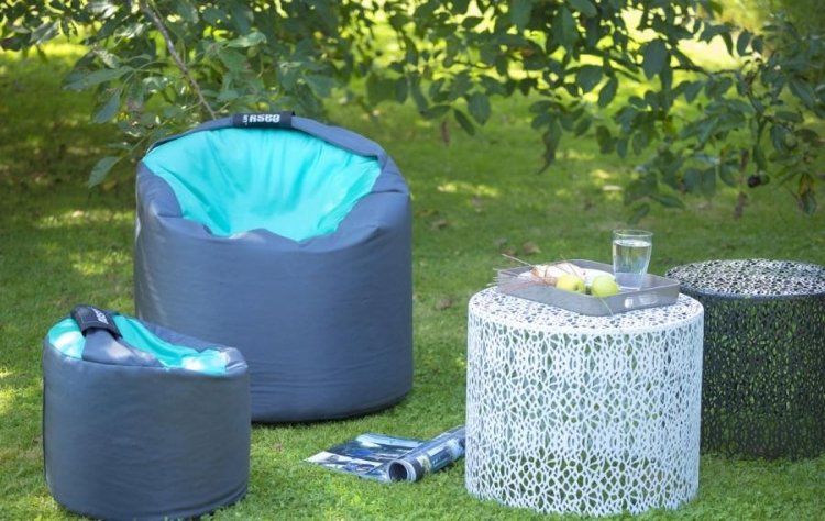 Decorar o terraço -design-relax-poufs * -almofadas de assento-azul-gramado-mesas laterais-jardim-metal-