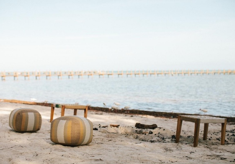 Prepare o terraço -design-poufs-sea-beach-sand-outside-vacation-wedding-lounge