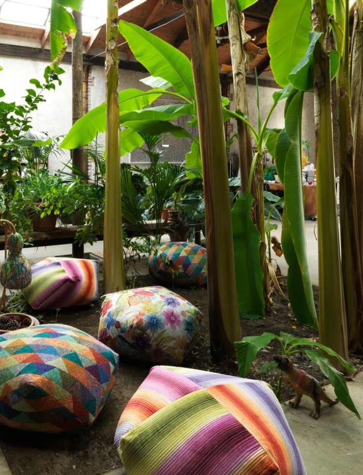 terraço-mobiliário-design-colorido-pouf-palmas-oásis-relaxamento-relaxar-plantas-design