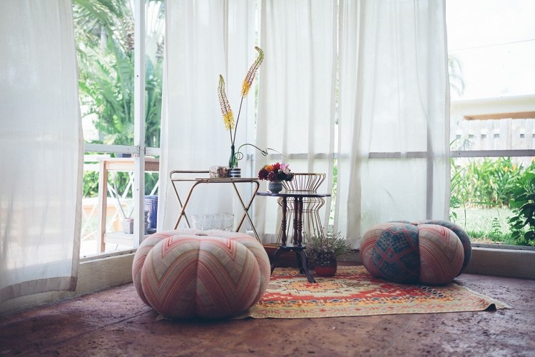 Prepare o terraço -design-boho-white-cortina-padrão-poslter-aconchegante-vermelho-quente