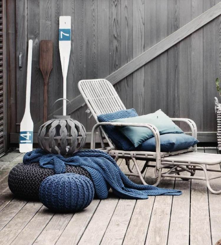 Decorar o terraço -design-azul-velas-malha-pufes-decoração-teto-moderno-estilo marinheiro