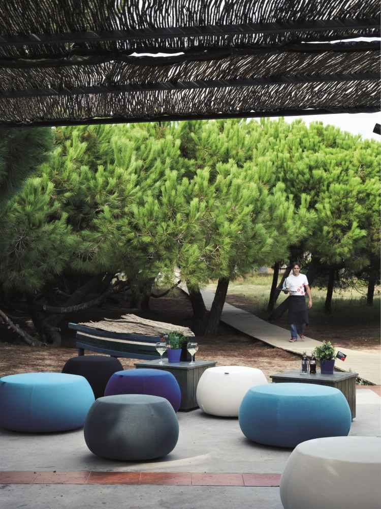 Prepare o terraço -design-blue - beach-local-vacation-service-lounge-pufs