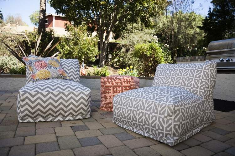 terraço-mobília-design-pufes-padrão-cinza-branco-tecido-jardim-pavimentação-pufe-mesa ao lado