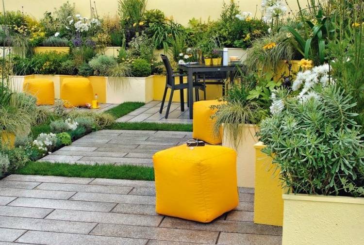 terraço-mobiliário-design-amarelo-fora-de-plantas-pufes-telhas-flor-banheira-verde-jardim