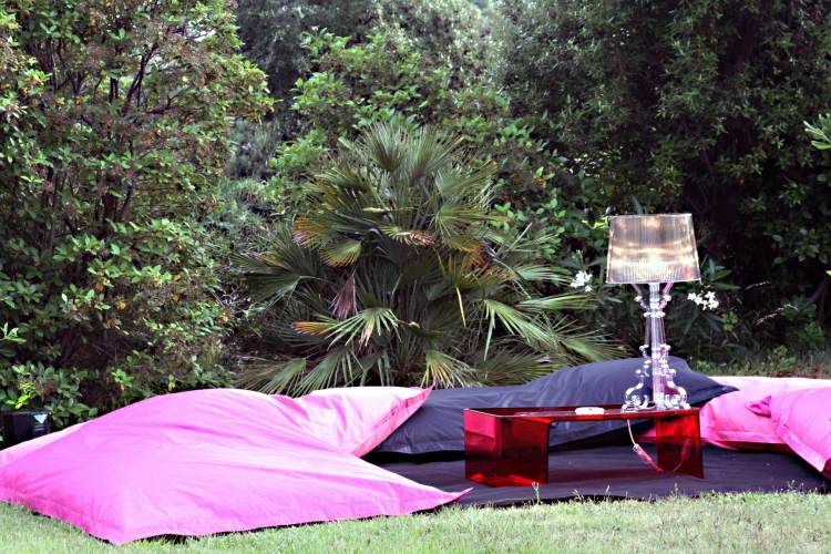 Prepare o terraço -design-jardim-deitado-almofadas-moderno-rosa-lilla-gramado-relax-lounge