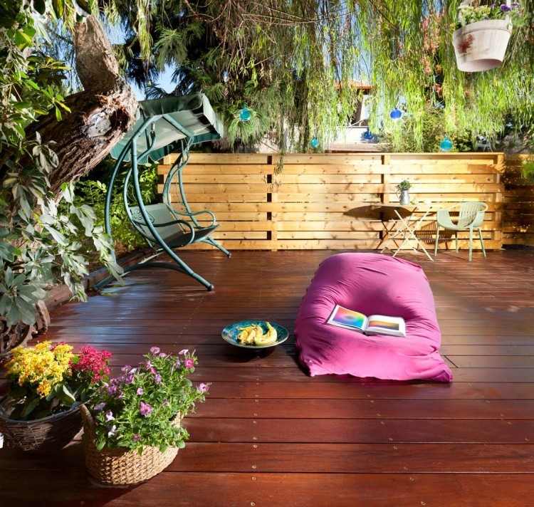 Arrume o terraço -design-salgueiro-assento almofada-rosa-colorido-madeira-prancha-privacidade-tela-madeira-flores