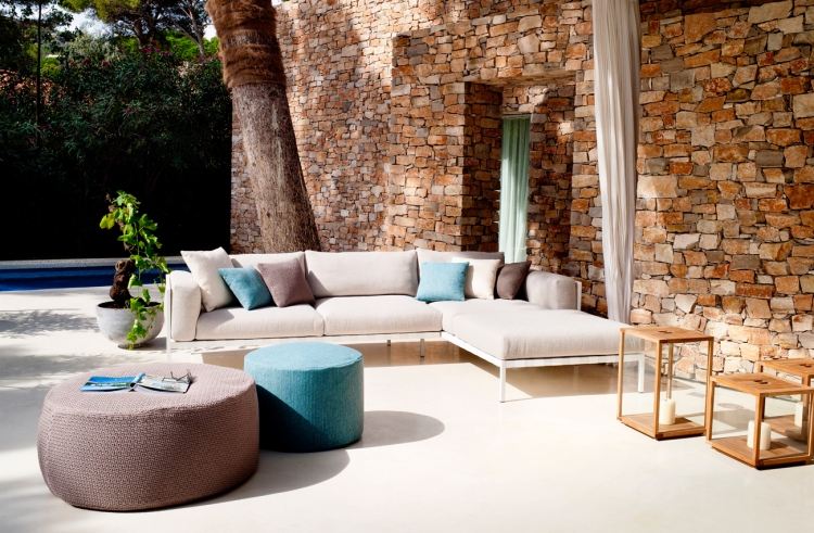 terraço-mobiliário-design-mediterrâneo-salão-ambiente-pedras-velas-pufes-mesas de centro