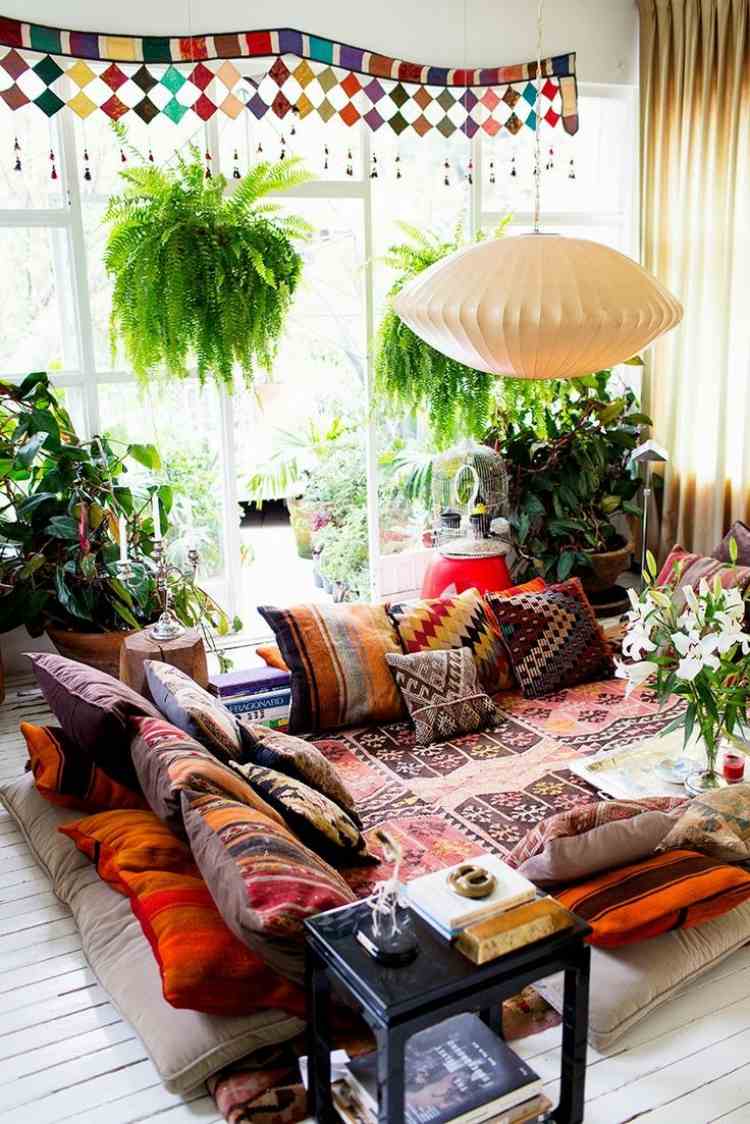 Decorar o terraço -design-boho-assento-padrão-colorido-plantas-almofadas-estofamento-tecidos-próxima-mesa-castiçais