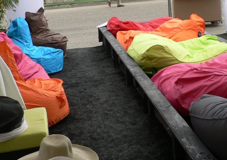 terraço-mobília-design-assento-almofadas-pufes-coloridos-espreguiçadeiras-fora-local-pouf_jardin_sit-na-cadeira-3