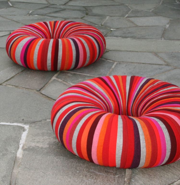 terraço-mobília-design-laranja-vermelho-anel-formato-donuts-DROPS