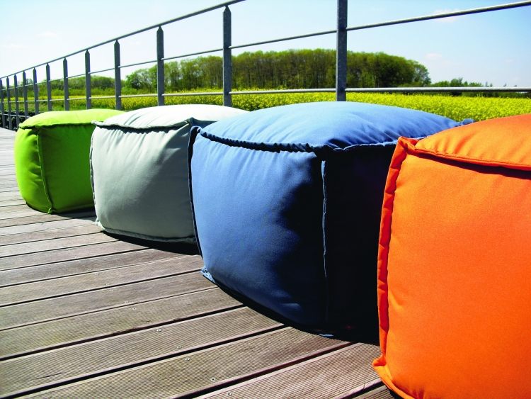 terraço-mobília-design-veneza-pufes-colorido-fora-quadro-natural-belo-quadrado
