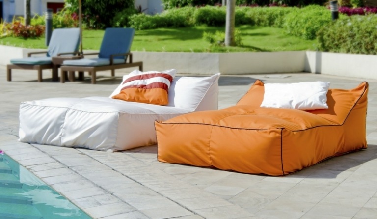 terraço configurar beanbag ideia chaiselonge lounge laranja branco área da piscina