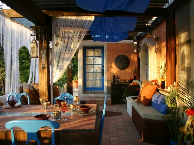 terraços e varandas design em estilo marroquino com detalhes em azul pérgula