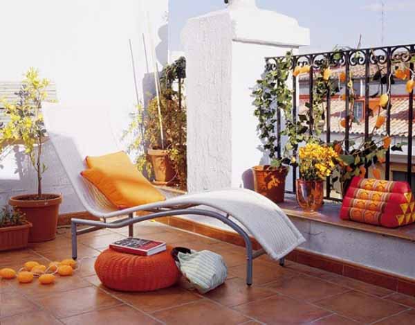 Pavimento em mosaico-terraço-espreguiçadeira-decoração-em-laranja
