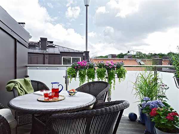 Mesas-e-cadeiras-terraço-canteiros de flores