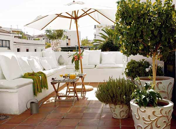 branco-clássico-móveis-no-terraço