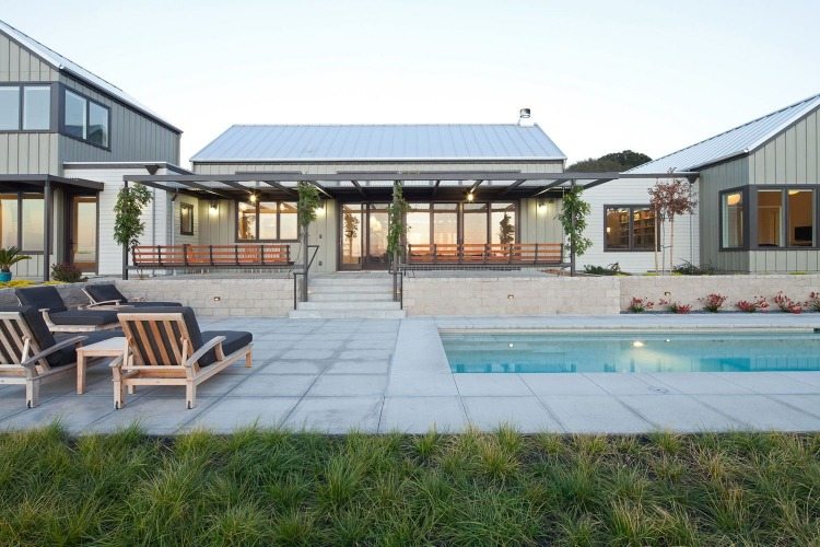 casa luxuosa com piscina e grande terraço coberto com construção de aço