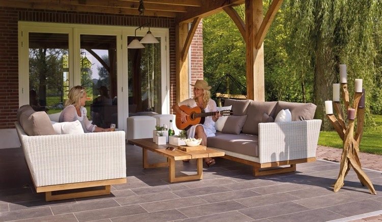 Design do terraço - sofás de vime de poliéster branco - almofadas de assento acastanhado de madeira