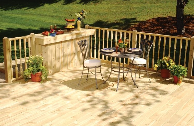 Terraço design-madeira-ideias-ensolarado-canto-cadeiras-mesa-mesa de apoio de ferro