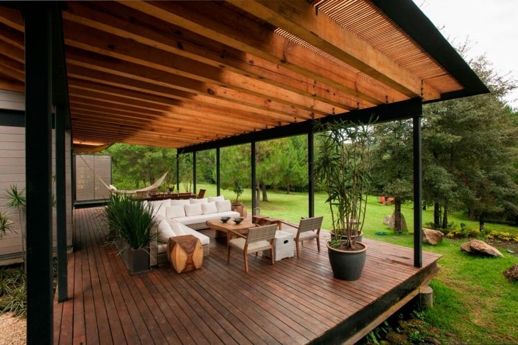 Terraço design-madeira-ideias-telhado-pérgula-jardim-assentos-canto-almofadas estofadas