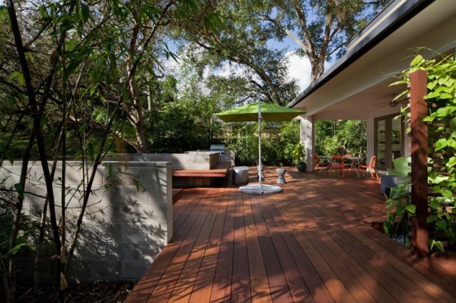 guarda-sol de banco de jardim com área de estar parcialmente coberta