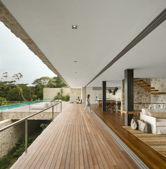 Casa da família com grade de aço inoxidável na área da piscina