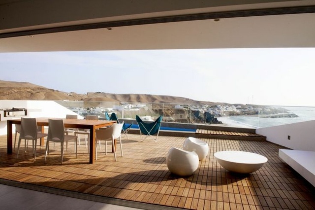 Decks terraço cadeiras brancas área de jantar grades de vidro