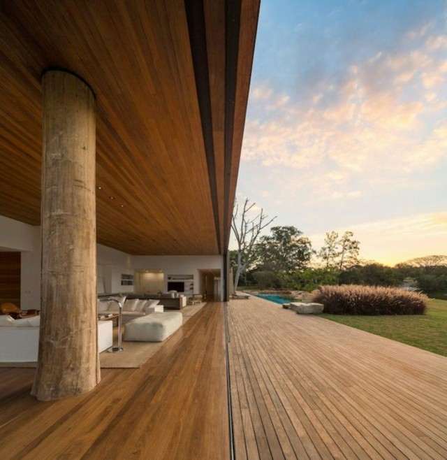 Casa de campo com porta de vidro deslizante e jardim de transição para a sala de estar