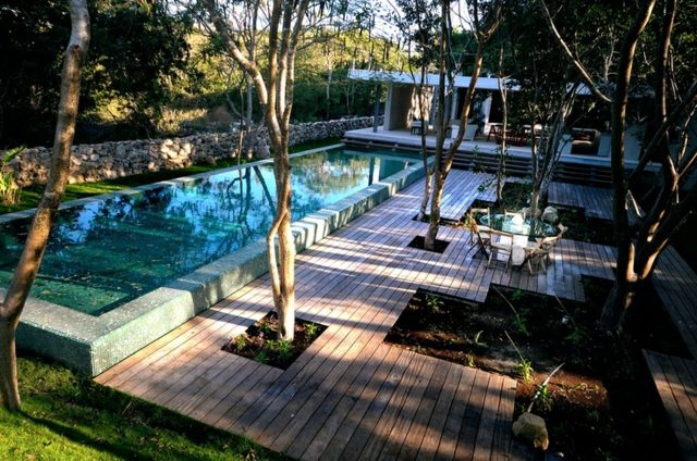 Design de jardim de piscina de árvores de madeira de ideias
