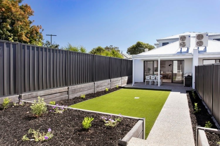 Ideias para divisórias de pátios para jardins estreitos com cercas de metal