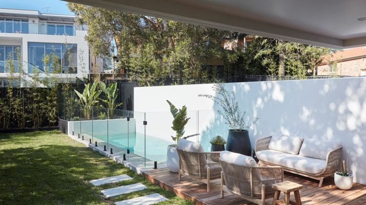 Ideias para divisórias de terraço com parede para área de estar e piscina